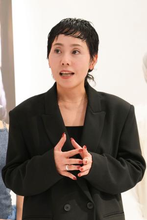 記者の質問に答える井上ユミコさん=東京都渋谷区