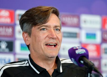 韓国戦を前に記者会見するニールセン監督＝１７日、シドニー（共同）