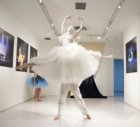 衣装を着てパフォーマンスをするダンサー=東京都渋谷区