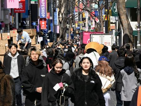 観光客らでにぎわうソウルの明洞＝１０日（共同）