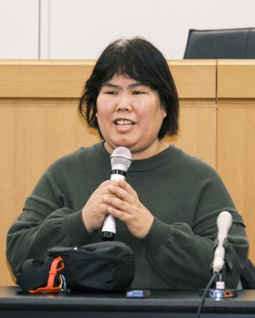 記者会見する西山美香さん＝１７日午後、大阪市北区