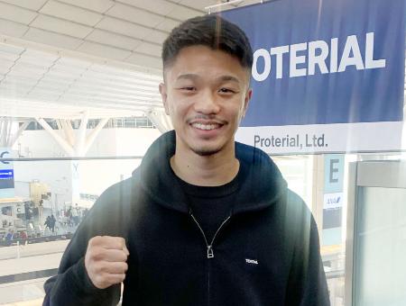 米国合宿への出発前に取材に応じた中谷潤人＝１７日、羽田空港