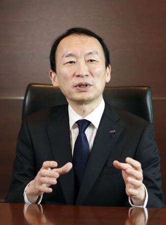 インタビューに応じる全日本空輸次期社長の平沢寿一氏