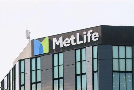 メットライフ生命保険のロゴ=17日、東京都中央区
