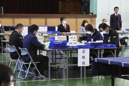 ２０２５年１１月、２人の候補者が得票同数となった茨城県神栖市長選を巡り、全票を再点検する市職員ら＝神栖市