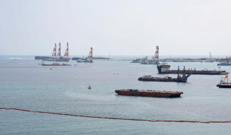 米軍普天間飛行場の移設に向けた工事が進む沖縄県名護市辺野古沖。左奥は転覆事故のあった現場付近＝１７日午後