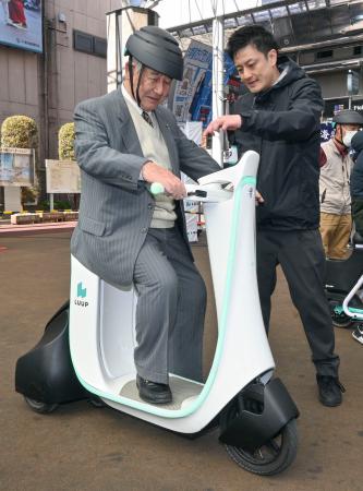 　座席付き電動三輪車「Ｕｎｉｍｏ（ユニモ）」の試乗会で説明を受ける参加者＝１７日午後、宇都宮市