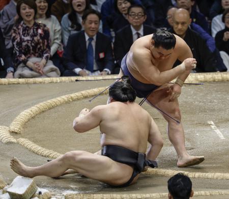 　豊昇龍（奥）が寄り倒しで若元春を下す＝エディオンアリーナ大阪