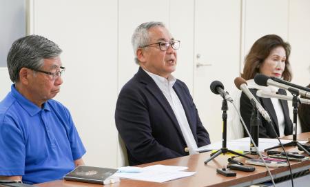 沖縄県名護市辺野古沖での転覆事故を受け、記者会見する「辺野古新基地を造らせないオール沖縄会議」の福元勇司事務局長（中央）ら＝１７日午後、那覇市