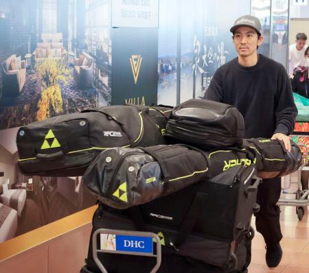 現役最後のレースを終えて帰国したノルディックスキー複合男子の渡部暁斗＝１７日、羽田空港