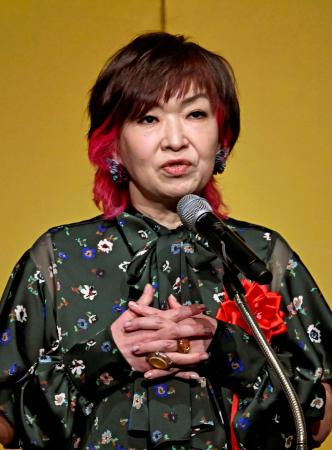 ２０２５年度芸術選奨の贈呈式に出席し、あいさつするタレントの清水ミチコさん＝１７日午後、東京都内