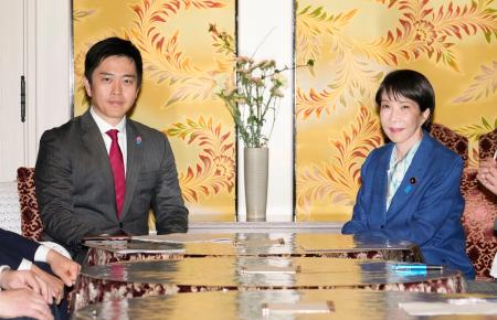 会談に臨む高市首相（右）と日本維新の会の吉村代表＝１７日午後、国会