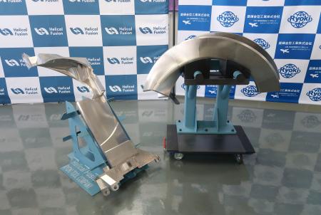 試作が完了した「コイルケース」の部品（右）＝１７日午後、愛知県一宮市