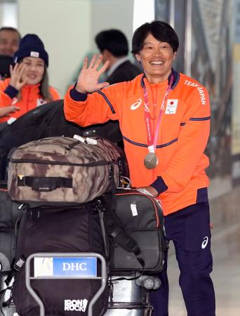 羽田空港に帰国したミラノ・コルティナ冬季パラリンピックスノーボード男子の小栗大地＝１７日午後