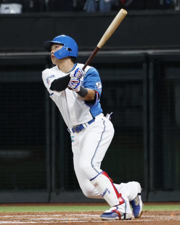 ２回、日本ハム・野村が同点２ランを放つ＝エスコンフィールド