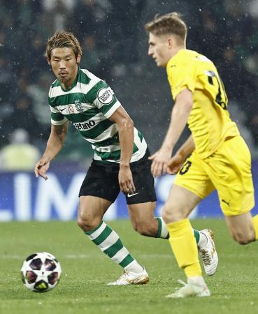 　ボデグリムト戦の後半、プレーするスポルティングの守田（左）＝リスボン（共同）