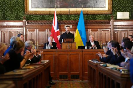 英議会で演説するウクライナのゼレンスキー大統領=17日、ロンドン(ロイター=共同)