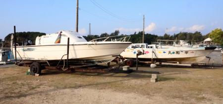 不屈（左）と平和丸＝１８日午前、沖縄県名護市の辺野古漁港