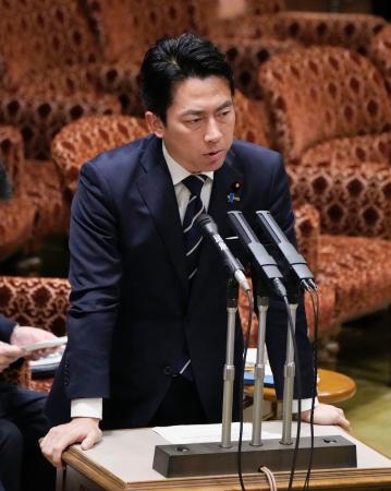 参院予算委で答弁する小泉防衛相=18日午前