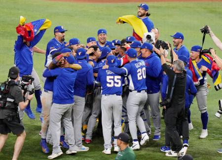 　ＷＢＣ決勝で米国を破って初優勝を果たし、喜ぶベネズエラの選手たち＝マイアミ（ＡＰ＝共同）