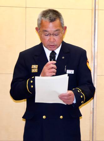 記者会見する群馬県太田市消防本部の小島一也消防長＝１８日午前、太田市役所
