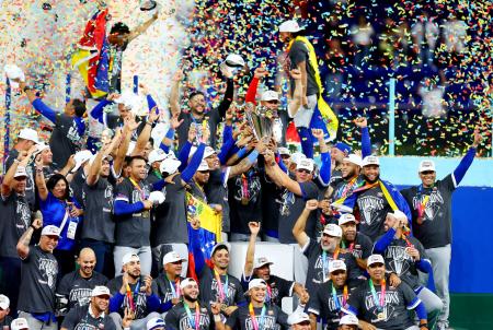 野球のＷＢＣ決勝で米国を破って初優勝を果たし、表彰式で喜ぶベネズエラの選手ら＝１７日、マイアミ（ゲッティ＝共同）