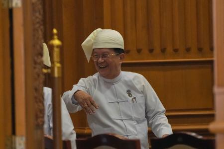 ミャンマーの上院に到着したアウンリンドゥエ氏=18日、首都ネピドー(AP=共同)