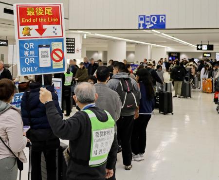 税関の電子手続きを待つ入国者らが長蛇の列をなす成田空港＝２月（人物の顔を画像加工で消しています）