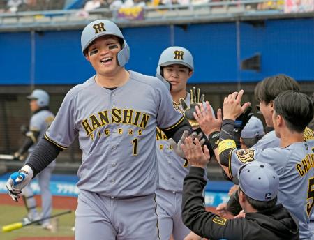 ３回、２ランを放ちナインに迎えられる阪神・森下（左手前）＝ＺＯＺＯマリン