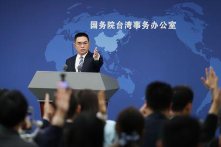 記者会見する中国国務院台湾事務弁公室の陳斌華報道官=18日、北京(CNS=共同)