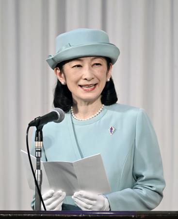 　結核予防全国大会であいさつされる紀子さま＝１８日午前、松山市