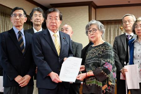 平口法相（中央左）に要望書を提出する高橋シズヱさん（同右）＝１８日午後、法務省