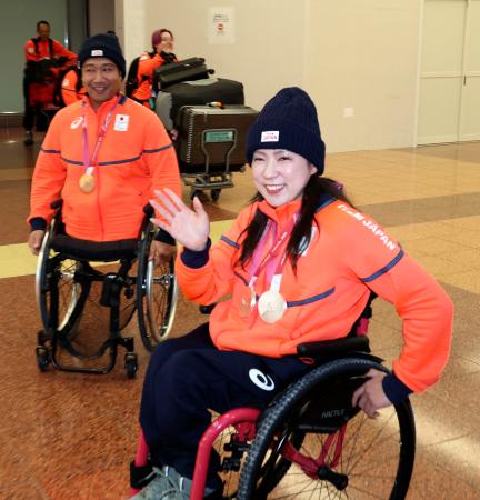 帰国したミラノ・コルティナ冬季パラリンピック、アルペンスキーの村岡桃佳（右）と鈴木猛史＝１８日、羽田空港