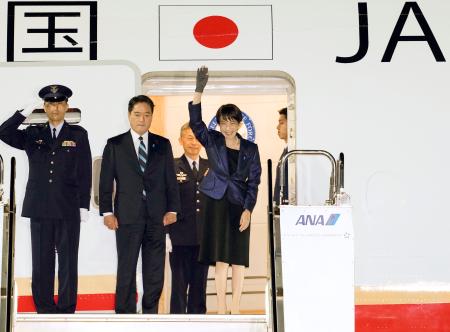 日米首脳会談のため、羽田空港を出発する高市首相=18日夜