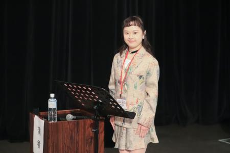 ２０２５年１１月に神奈川県横須賀市で開かれたダウン症の啓発イベントに登壇した酒井萌さん（公益財団法人日本ダウン症協会提供）