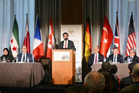 国際タスクフォースの発足式典で演説する、シリア暫定政府のオラビ国連大使(中央)=18日、米ニューヨーク(共同)