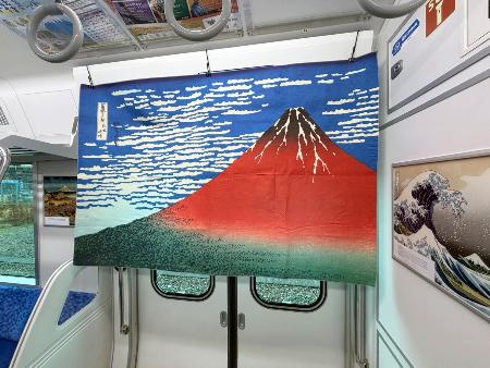葛飾北斎の「富嶽三十六景」に関連する絵画を飾った訪日客専用列車の車内（ＪＲ東海提供）