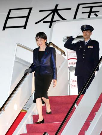 日米首脳会談のため、ワシントン郊外のアンドルーズ空軍基地に到着した高市首相＝１８日（共同）