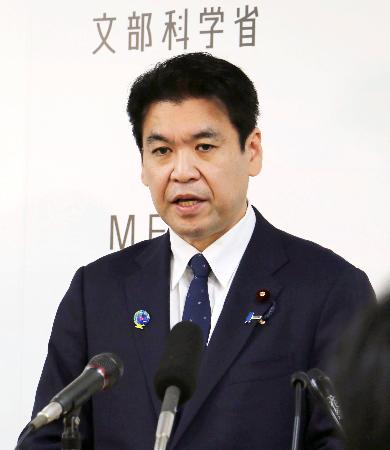 記者会見する松本文科相＝１９日午前、文科省