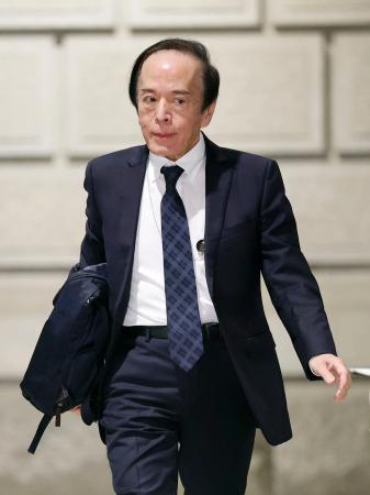 金融政策決定会合に出席するため、日銀本店に入る植田総裁＝１９日午前（代表撮影）