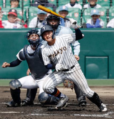 帝京―沖縄尚学　８回裏帝京１死満塁、蔦原が中越えに逆転の２点二塁打を放つ。捕手山川＝甲子園