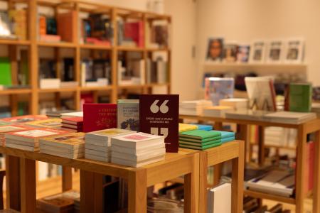 　本とアートの複合スペース「ＮＯＮＬＥＣＴＵＲＥ　ｂｏｏｋｓ／ａｒｔｓ」店内（提供写真）