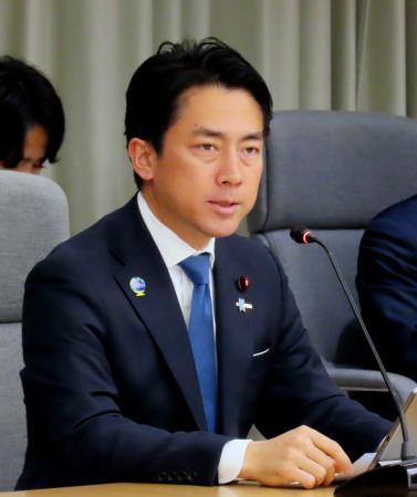 安保関連３文書の前倒し改定に向けた省内会合であいさつする小泉防衛相＝１９日午後、防衛省