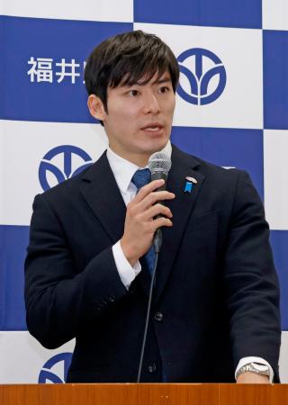 記者会見で「コンプライアンス推進課」の新設を発表する福井県の石田嵩人知事＝１９日午前、福井県庁