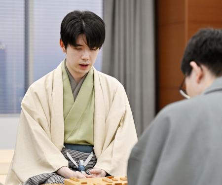 第７５期王将戦７番勝負第６局で永瀬拓矢九段（手前）に勝利した藤井聡太王将＝１９日午後、名古屋市