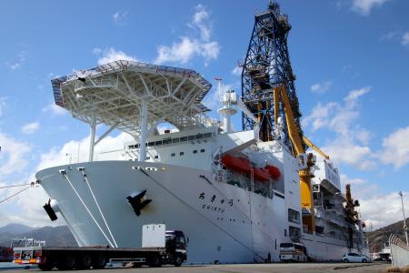 静岡市の清水港に停泊する地球深部探査船「ちきゅう」＝１９日午後