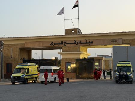 １９日、ラファ検問所のエジプト側に止まるエジプト保健省の救急車（ゲッティ＝共同）