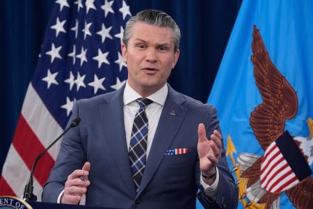 １９日、米ワシントン近郊で記者会見するヘグセス国防長官（ＡＰ＝共同）