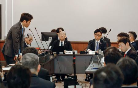 大阪府議会の総務常任委員会で答弁する吉村洋文知事（左端）＝１９日午後、大阪府庁