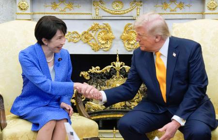 会談で握手を交わす高市首相（左）とトランプ米大統領＝１９日、ワシントンのホワイトハウス（共同）